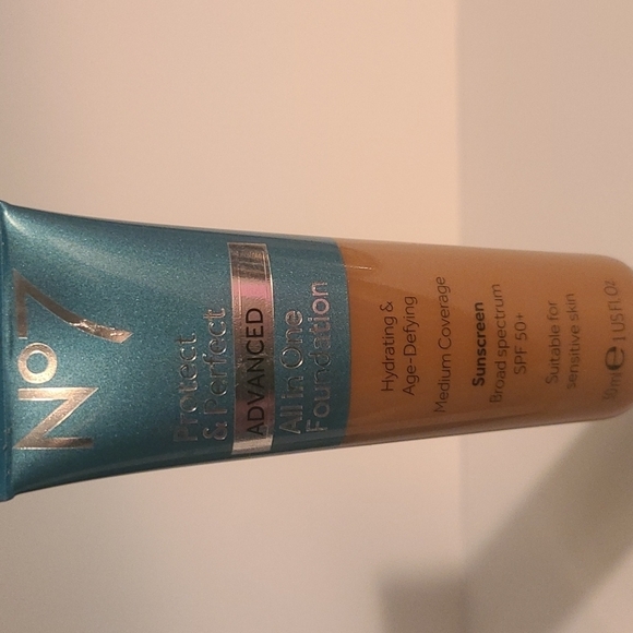 No7 Protect & Perfect Advanced all in one foundation - Picture 3 of 7